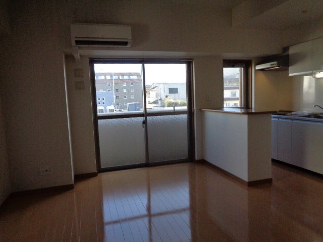 拡大写真：吹田市垂水町３丁目 10階1003のリビング