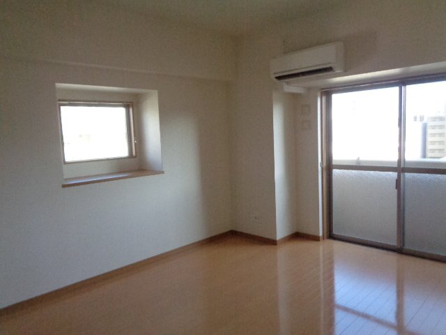 拡大写真：吹田市垂水町３丁目 10階1003のリビング
