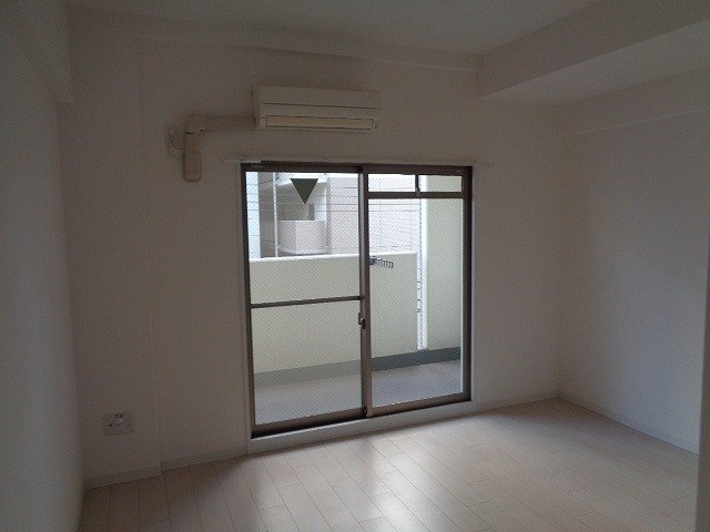 拡大写真:吹田市江坂町1丁目 4階406の独立してご使用いただける洋室