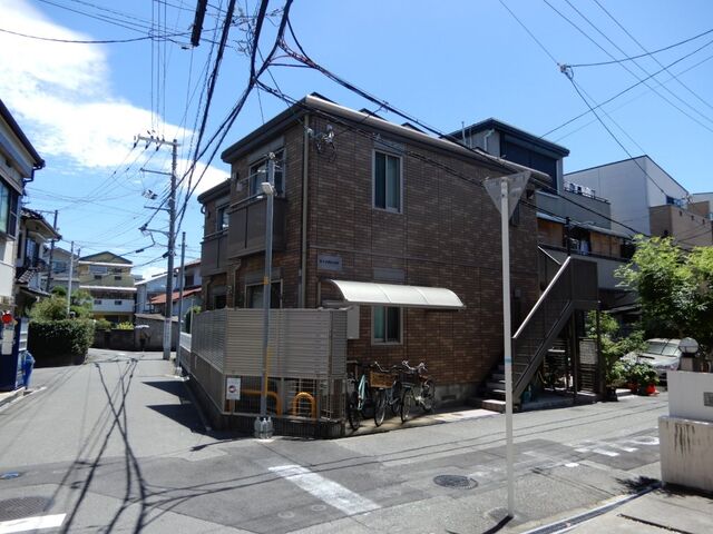拡大写真：吹田市泉町１丁目 2階202の外観写真（昼）