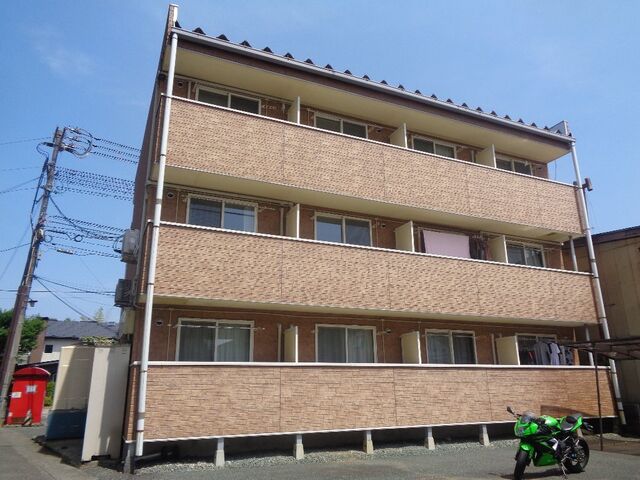 拡大写真：盛岡市夕顔瀬町 1階103の外観写真（昼）
