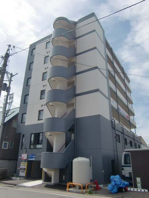 写真：盛岡市中ノ橋通１丁目の外観