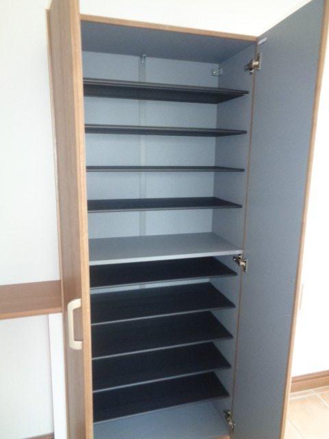 拡大写真：盛岡市東中野字見石 1階101の下駄箱
