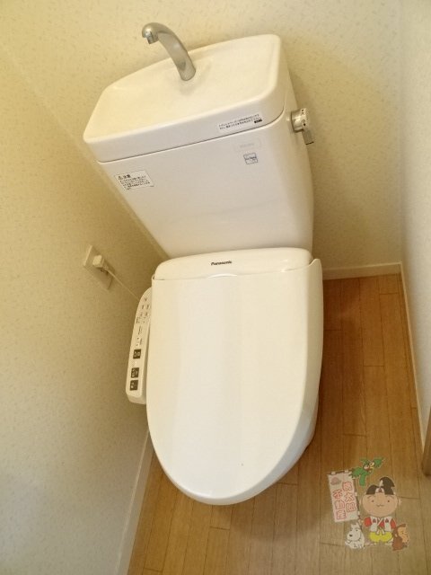 拡大写真:津倉町貸家 1階1のシャワー付トイレ