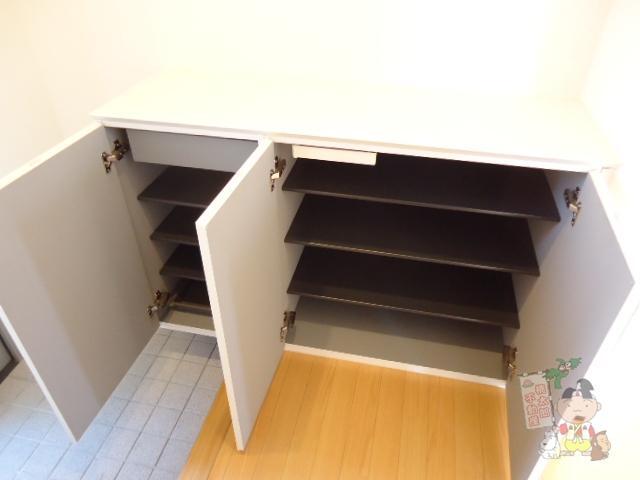 拡大写真:中山邸 1階Bのシューズボックス