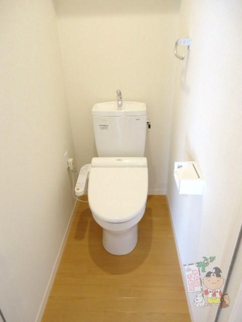 拡大写真:中山邸 1階Bのシャワー付トイレ
