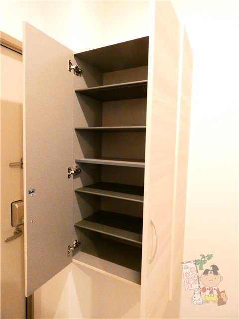 拡大写真:アルネオ 1階1のシューズボックス