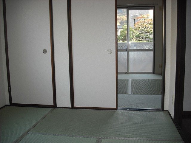 拡大写真:レクサス海田 1階103の西側和室〜