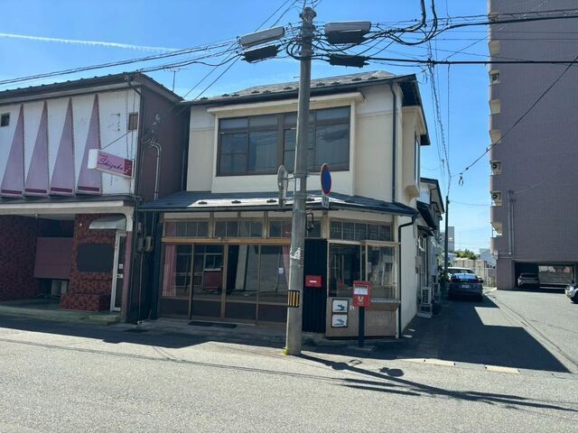 拡大写真:三本木貸家 2階1の外観写真(昼)