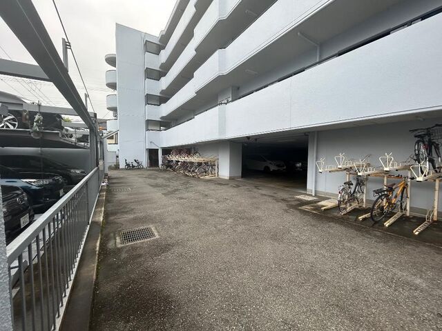 拡大写真：崇徳院ハイツ Ｎ棟 3階305の外観写真（昼）