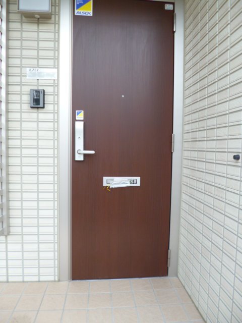 拡大写真：ウィステリア・フィールド B2Fの玄関