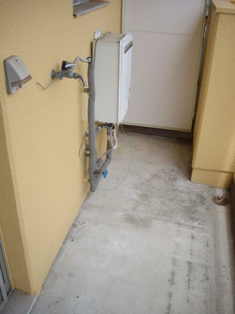 拡大写真：新居浜市七宝台町 2階207のベランダ洗濯機置場