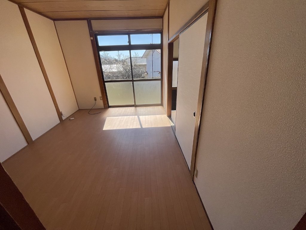 拡大写真：鉄谷アパート2号棟 奥側の室内