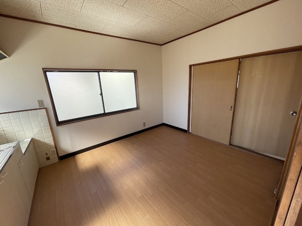 拡大写真：鉄谷アパート2号棟 奥側の室内