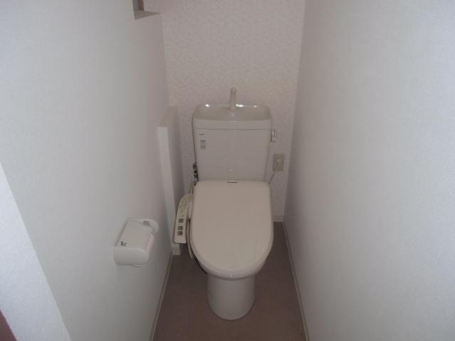 拡大写真:広島市中区河原町 4階401のシャワー付トイレ