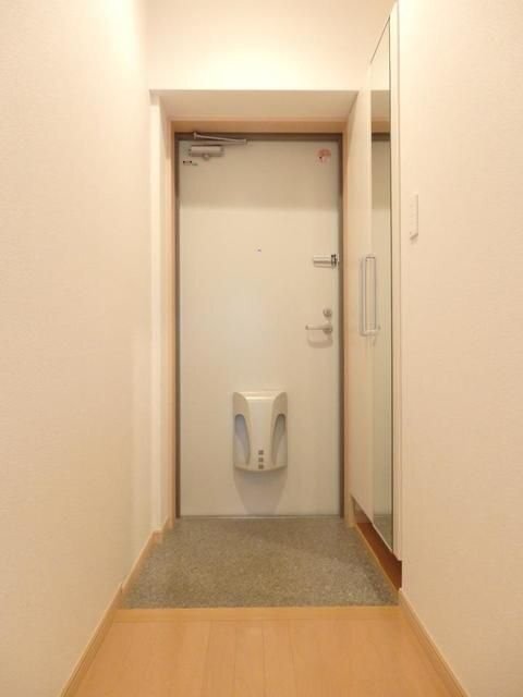 拡大写真：グランツ大町 2階205の玄関