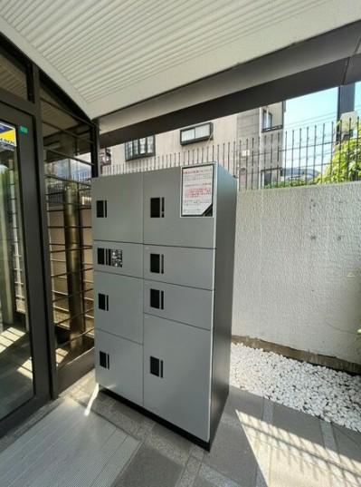 拡大写真:ロイヤル南茨木 3階302の宅配BOX