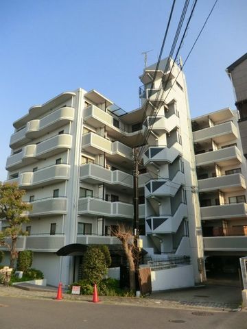 拡大写真：ロイヤル南茨木 3階302の外観写真（昼）