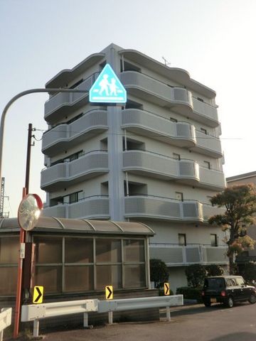 拡大写真：ロイヤル南茨木 3階302の外観写真（昼）