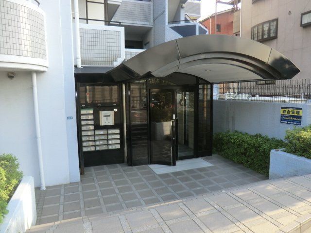 拡大写真：ロイヤル南茨木 3階302の外観写真（昼）
