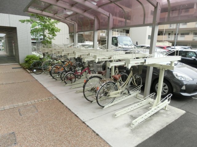 拡大写真：アクトタレイア茨木駅前 2階205の駐輪場