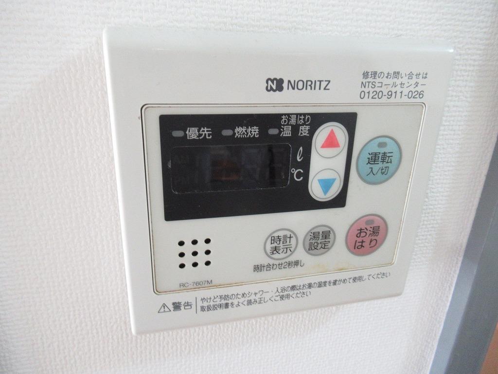 拡大写真:オーク135 2階203の給湯操作パネル