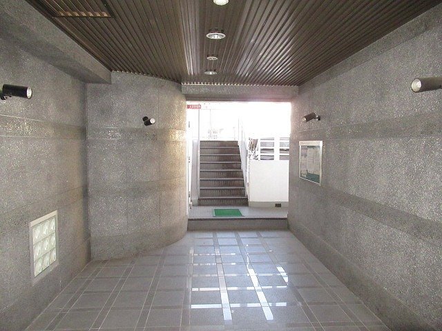拡大写真:アムズコート 3階302のエントランス