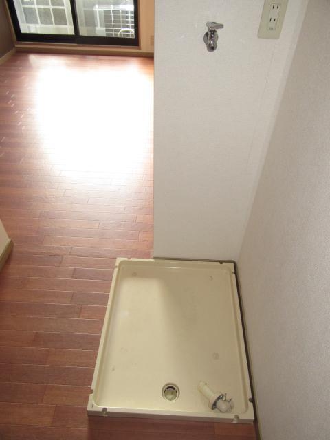 拡大写真：ＭＩＮＯＲＵハイツ 1階103の洗濯パン