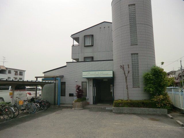 拡大写真：ピースフルハウス 1階106の外観写真（昼）