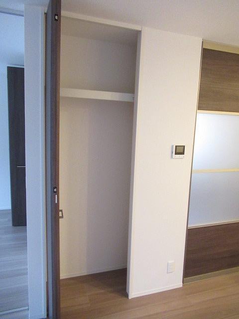 拡大写真:Dresidence茨木蔵垣内 2階202のLDK収納(開)