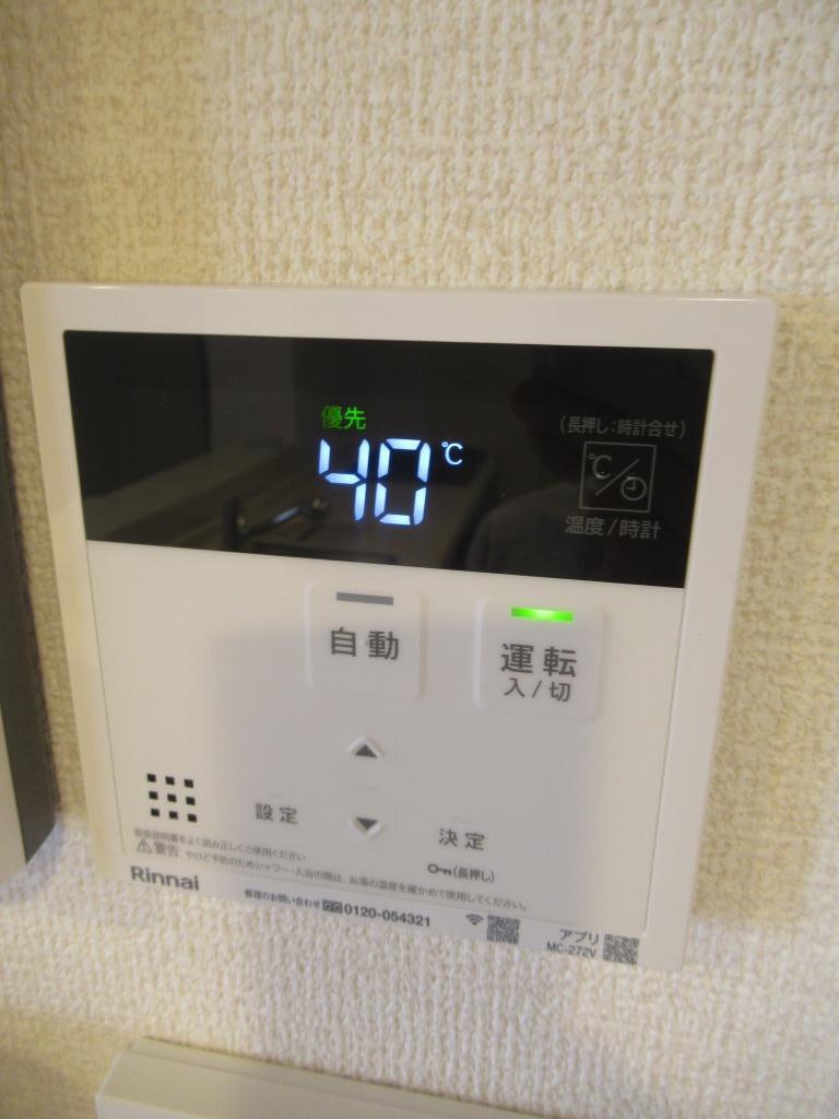 拡大写真:D-residence南茨木 3階301の給湯操作パネル