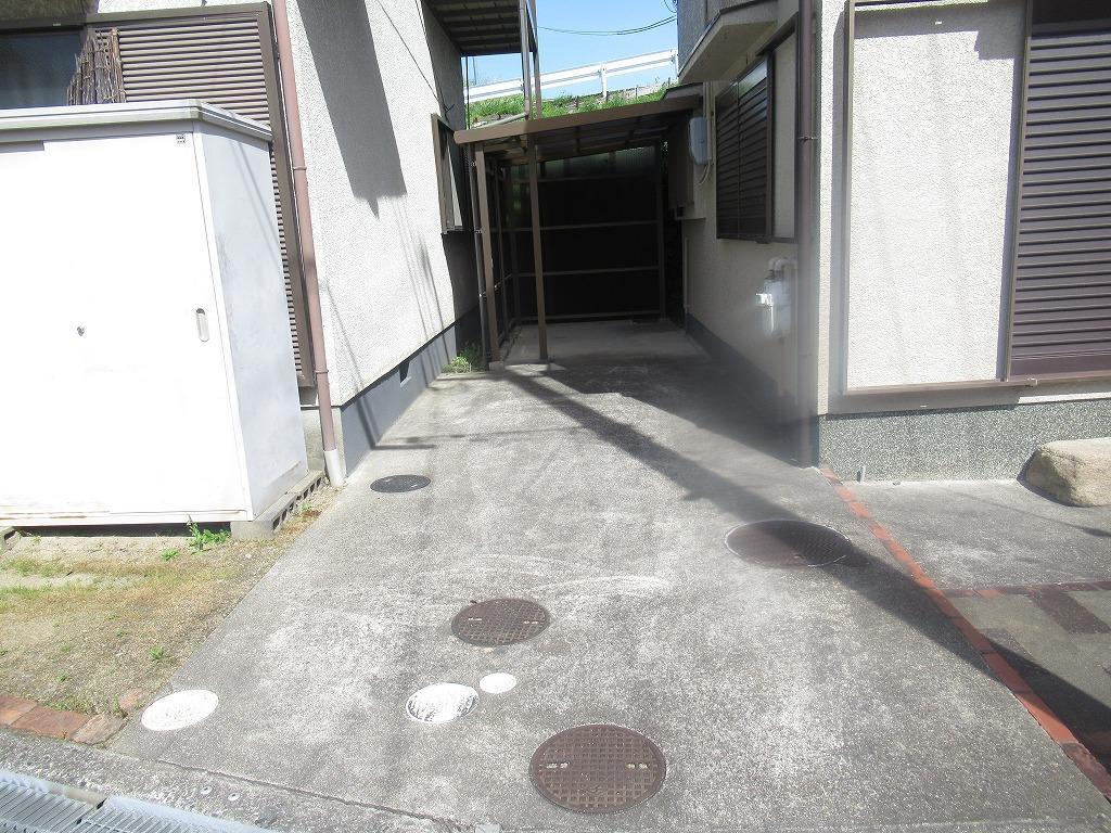 拡大写真:五十鈴町2戸1貸家 1階1のガレージ