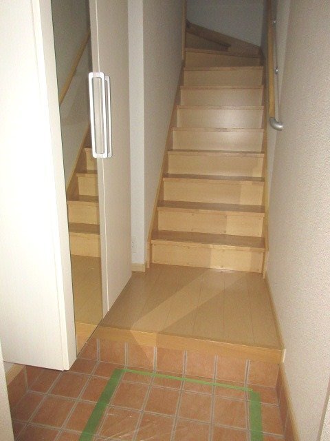 拡大写真：宇和島市丸穂町１丁目 2階202の玄関