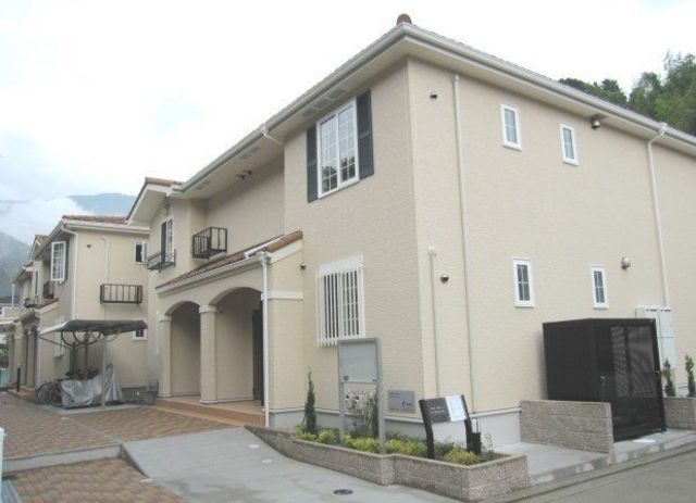 拡大写真：宇和島市丸穂町１丁目 2階202の外観写真（昼）