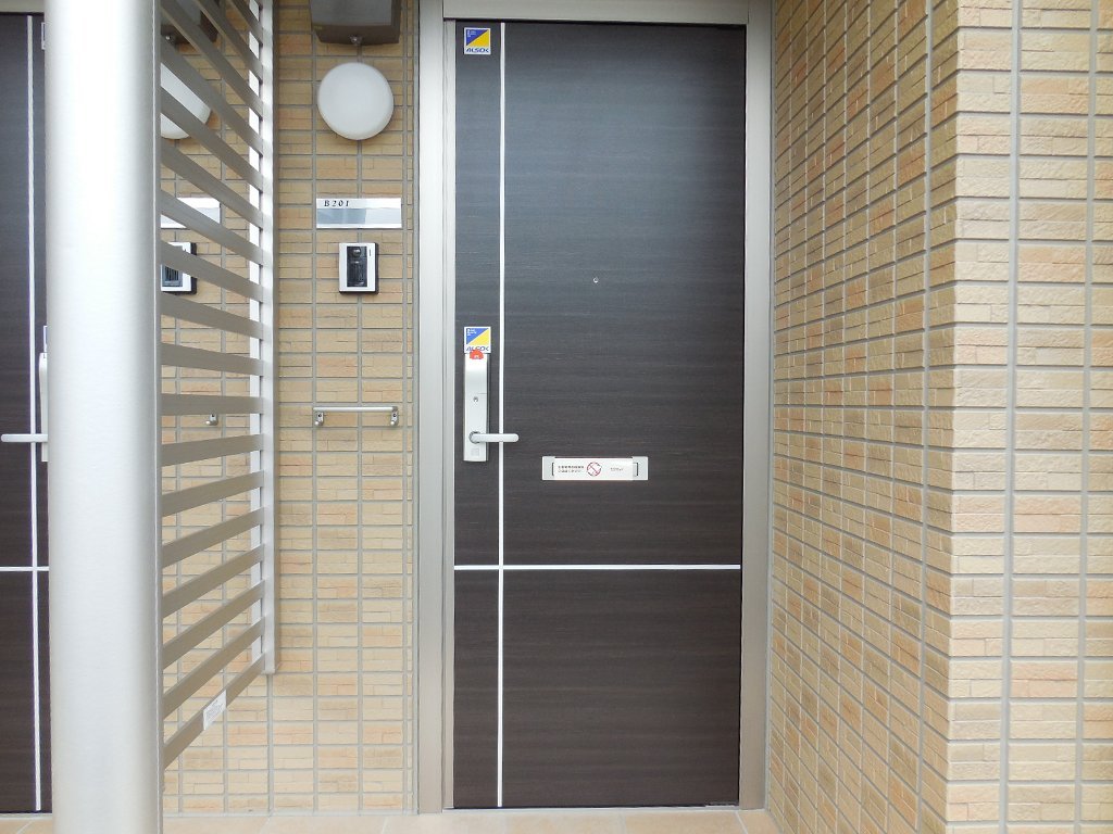 拡大写真：都城市下川東２丁目 2階201の玄関