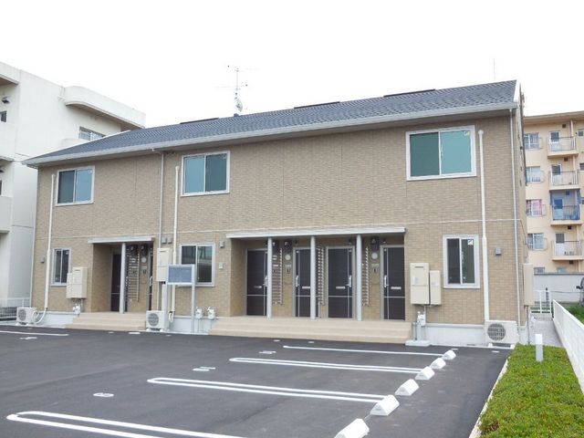 拡大写真：都城市下川東２丁目 1階101の外観写真（昼）