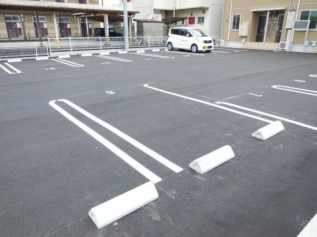 拡大写真：都城市下川東２丁目 1階101の外観写真（昼）