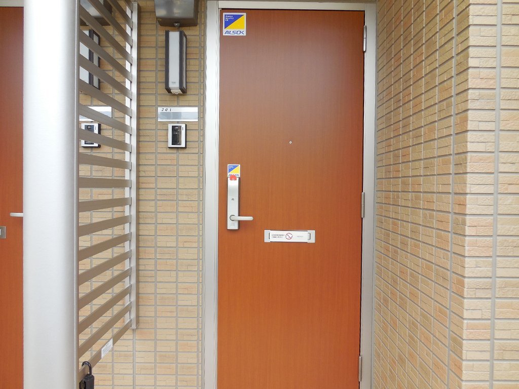 拡大写真：都城市下川東４丁目 2階201の玄関