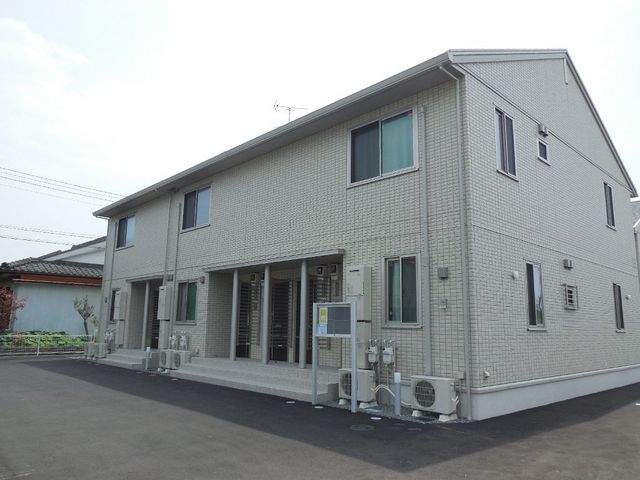 拡大写真：都城市年見町 2階203の外観写真（昼）