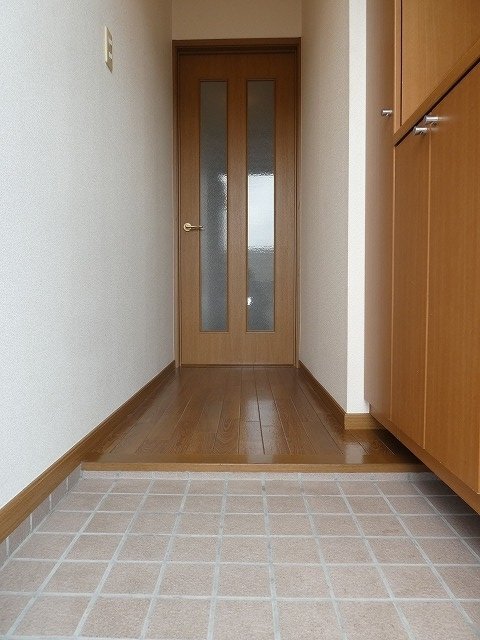拡大写真:ティンカーベル 1階101の玄関