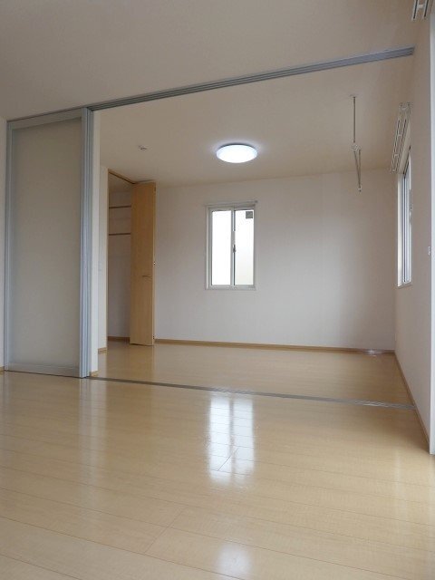 拡大写真:パインメイプルⅢ 1階103の室内