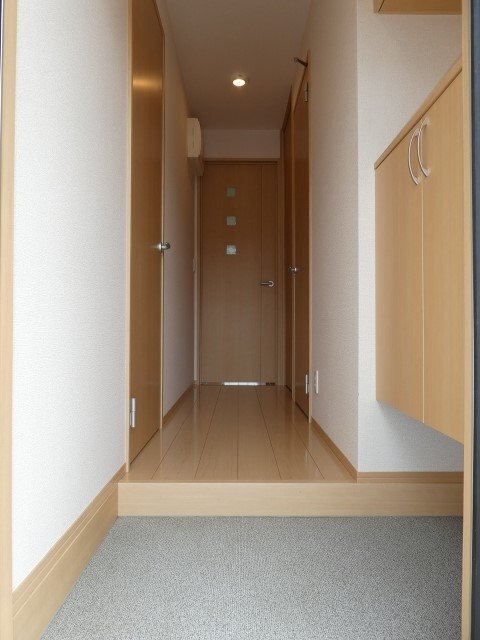 拡大写真:パインメイプルⅢ 1階103の玄関