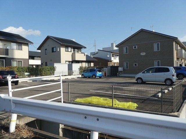 拡大写真:パインメイプルⅢ 1階103の外観写真(昼)