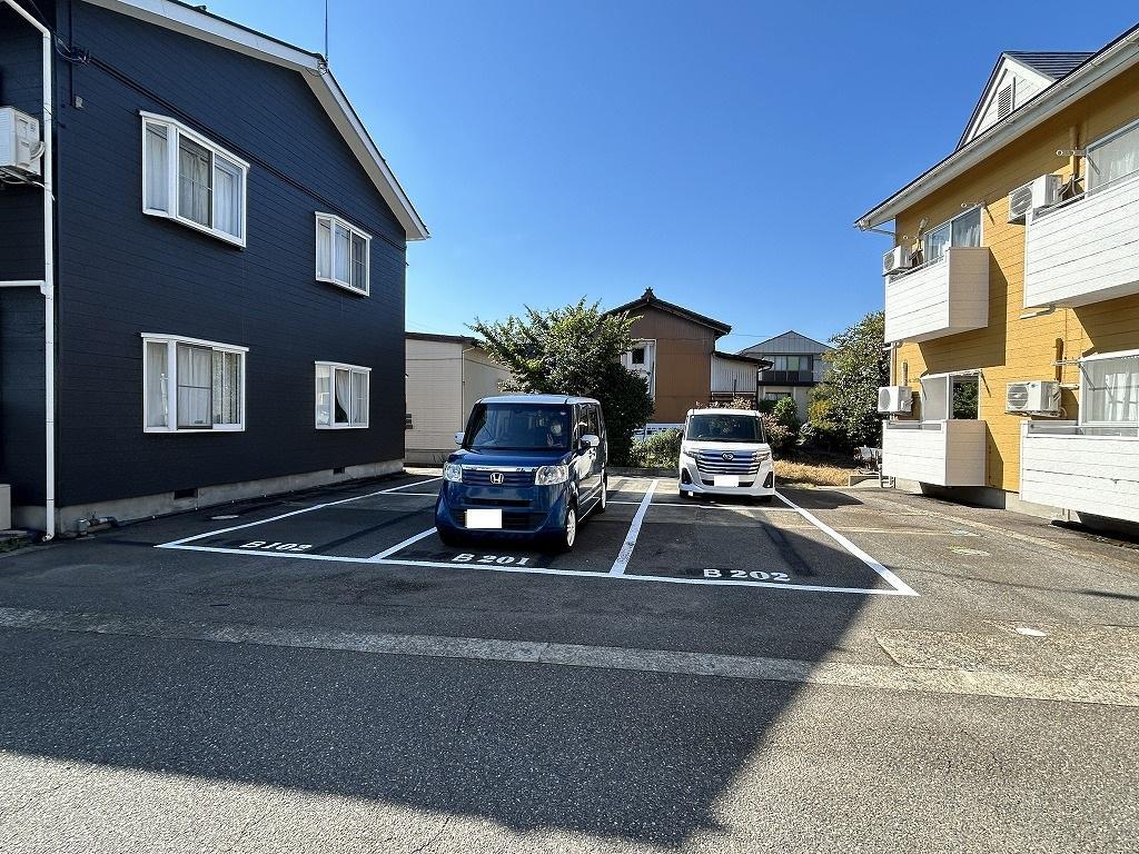 拡大写真:ファミーユB 1階102の指定駐車場