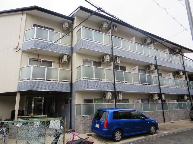 拡大写真：アメニティハウス 3階302の外観写真（昼）