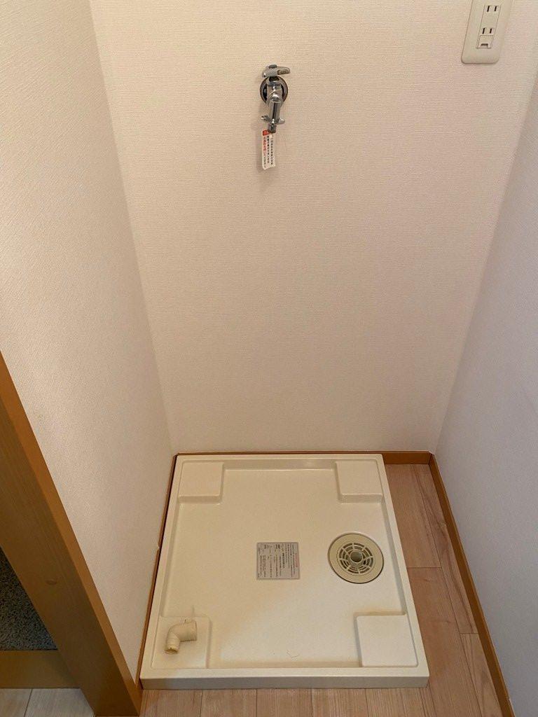 拡大写真：アドマーニ 2階201の洗濯機置場