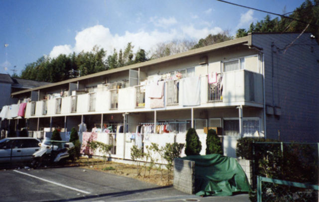 拡大写真：タウニーモイスン 2階B205の外観写真（昼）