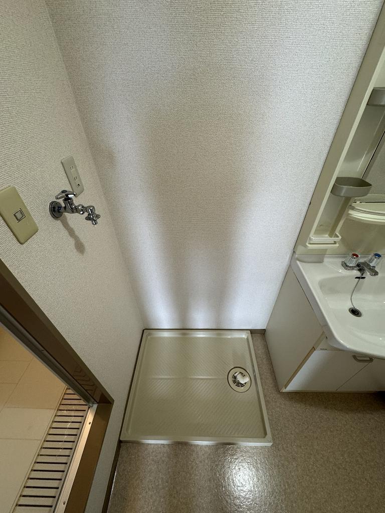 拡大写真：クイーンズヒル 2階B201の洗濯機置場