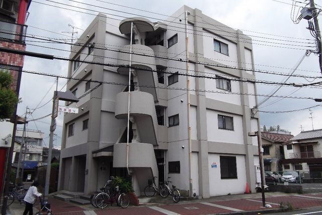 拡大写真：マンション有紀 3階302の外観写真（昼）