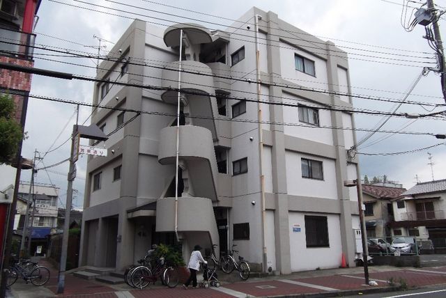 拡大写真：マンション有紀 3階302の外観写真（昼）